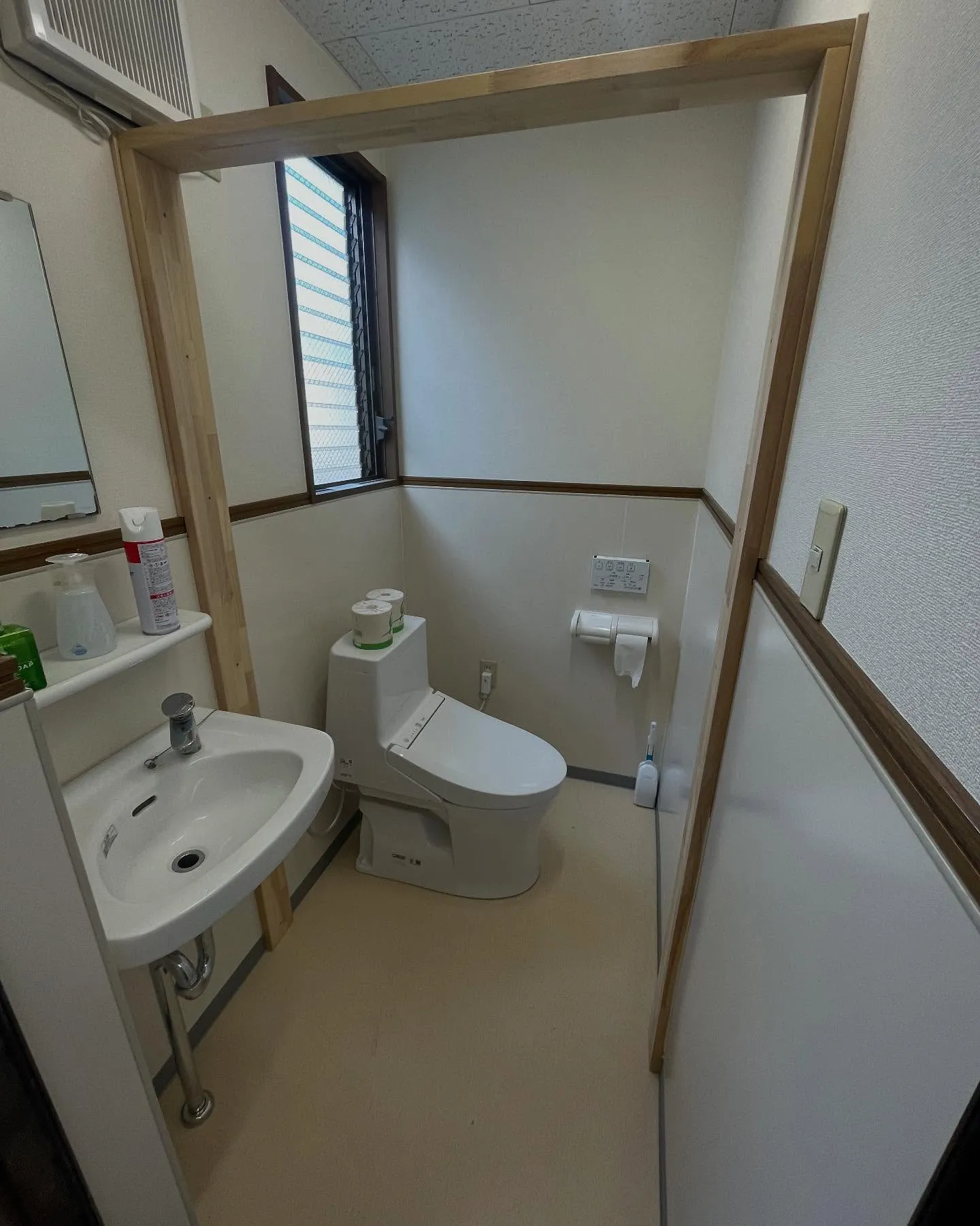 高槻市内の某工場のトイレの扉を改修しました。