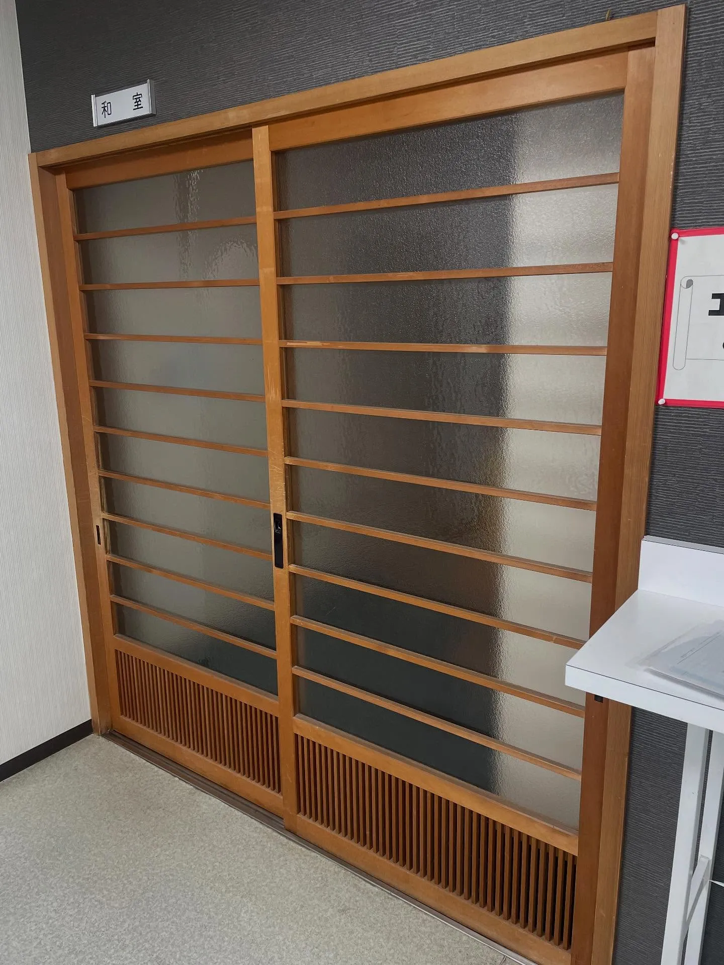 茨木市の中津、東奈良のコミュニティセンターの建具とドアノブの...