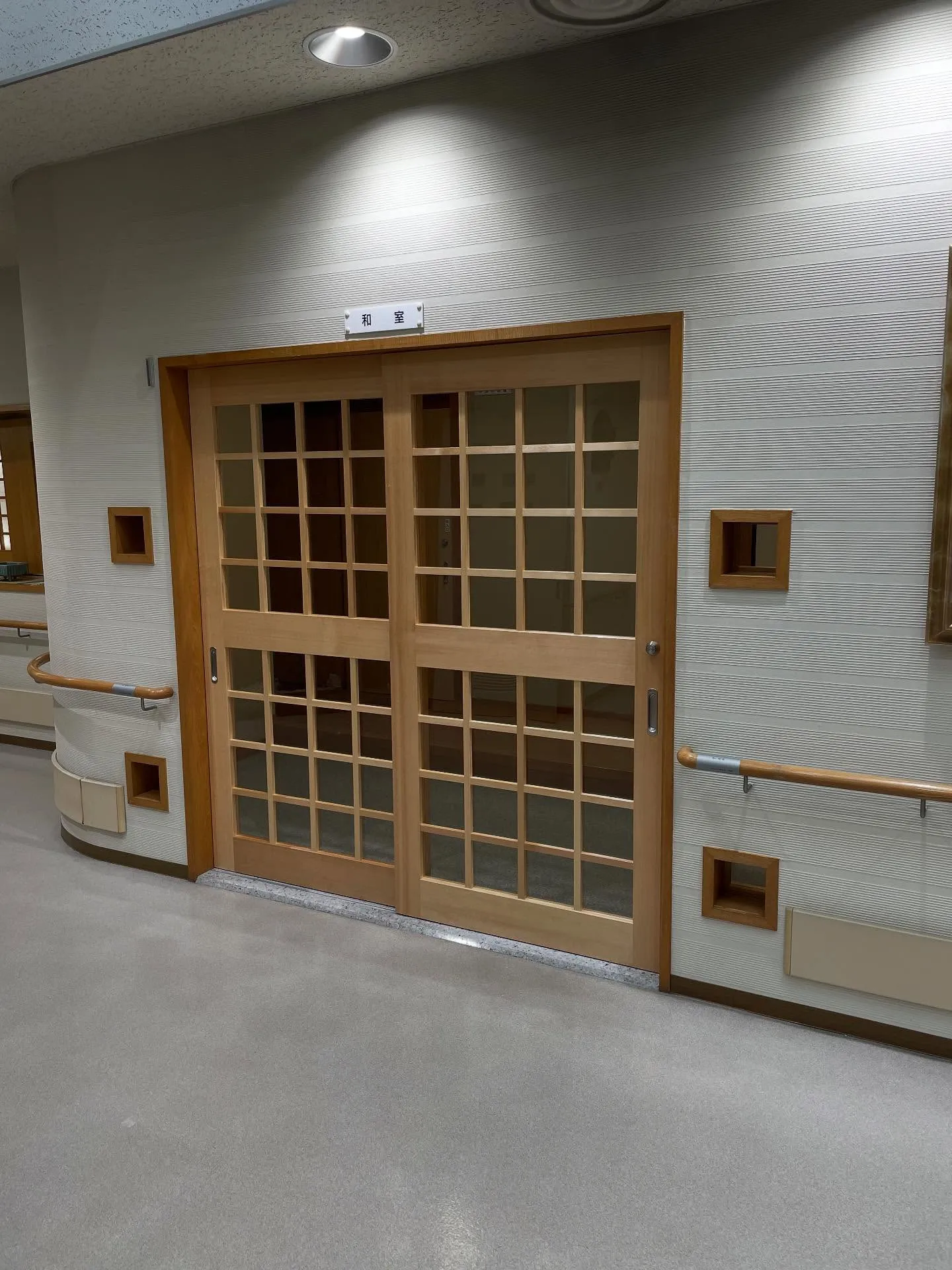 茨木市の中津、東奈良のコミュニティセンターの建具とドアノブの...