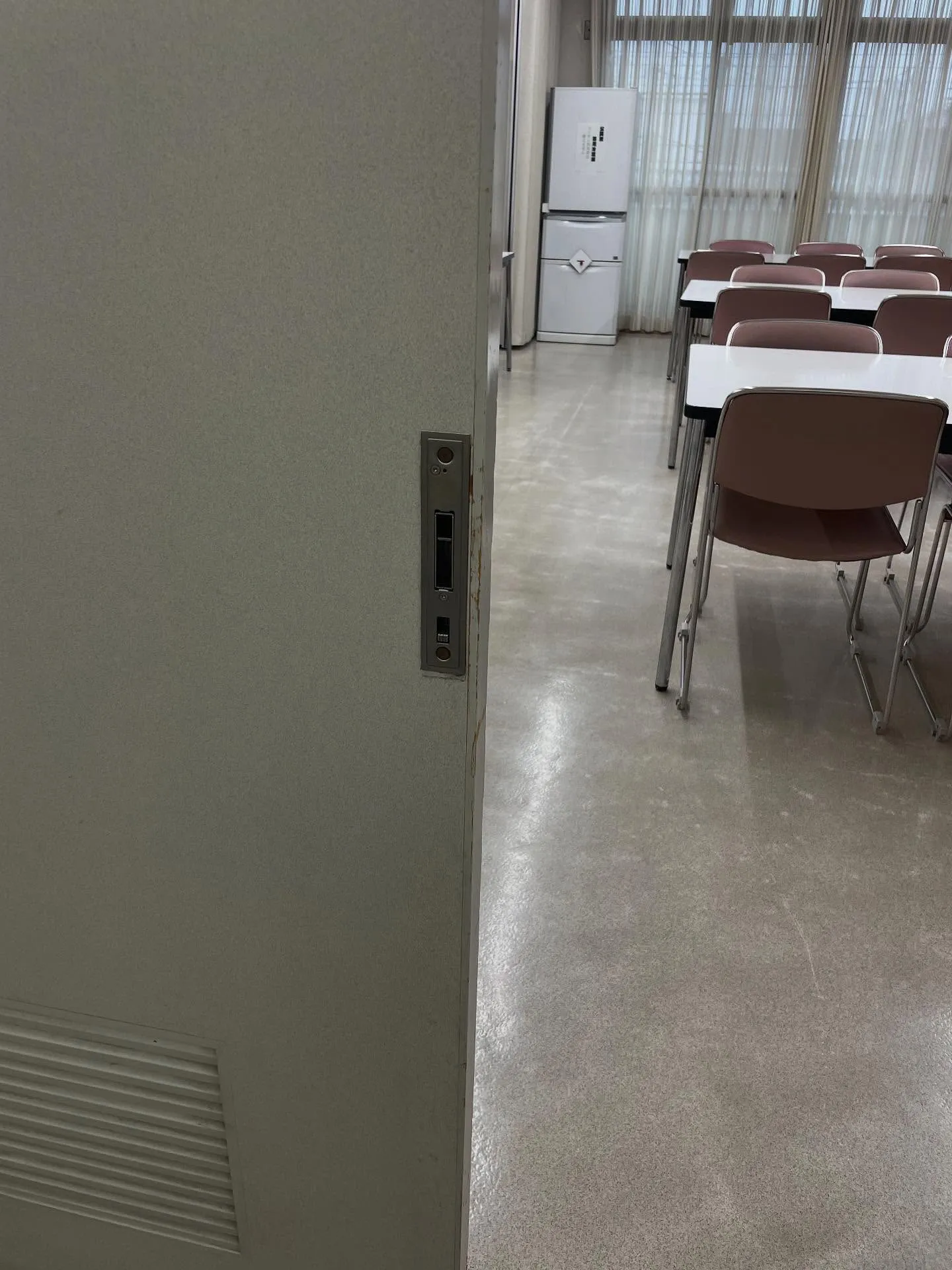 茨木市の中津、東奈良のコミュニティセンターの建具とドアノブの...