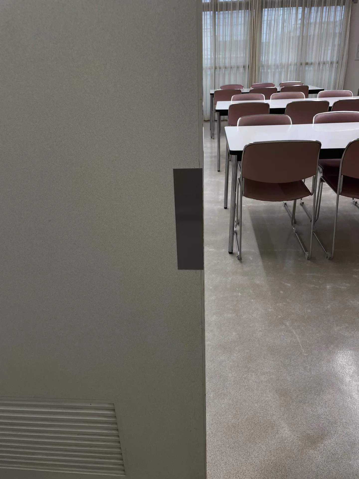 茨木市の中津、東奈良のコミュニティセンターの建具とドアノブの...