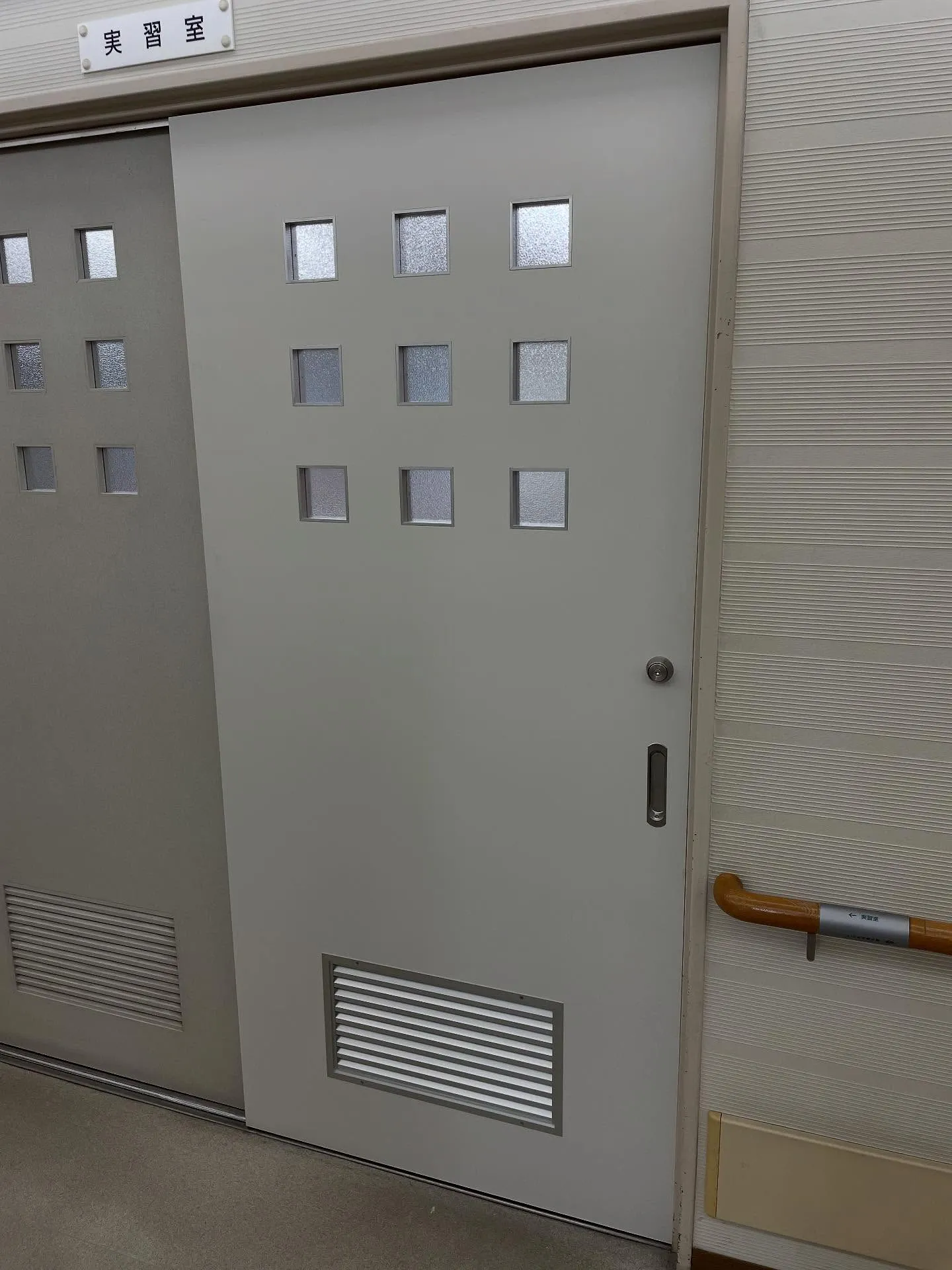 茨木市の中津、東奈良のコミュニティセンターの建具とドアノブの...