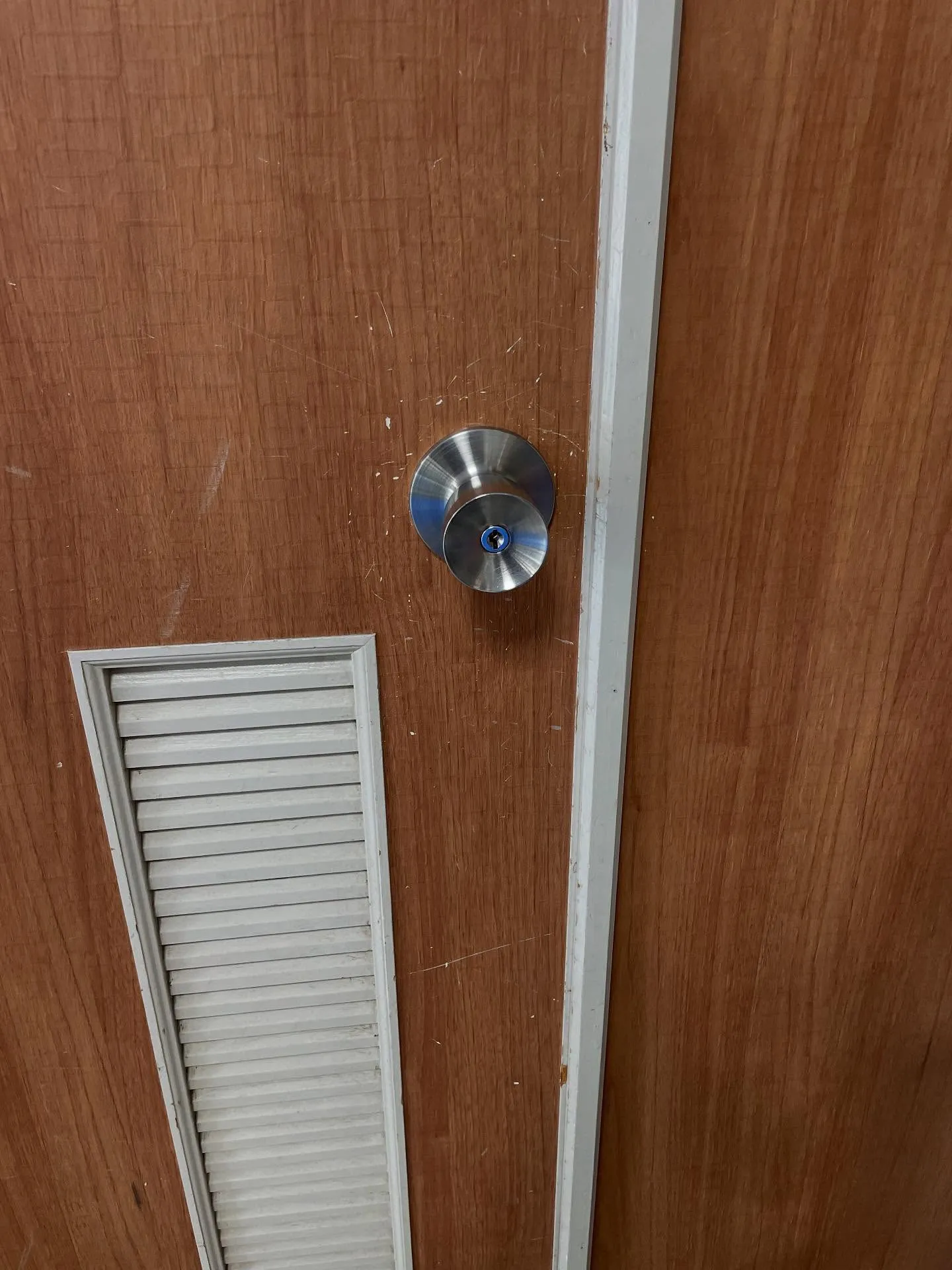 茨木市の中津、東奈良のコミュニティセンターの建具とドアノブの...