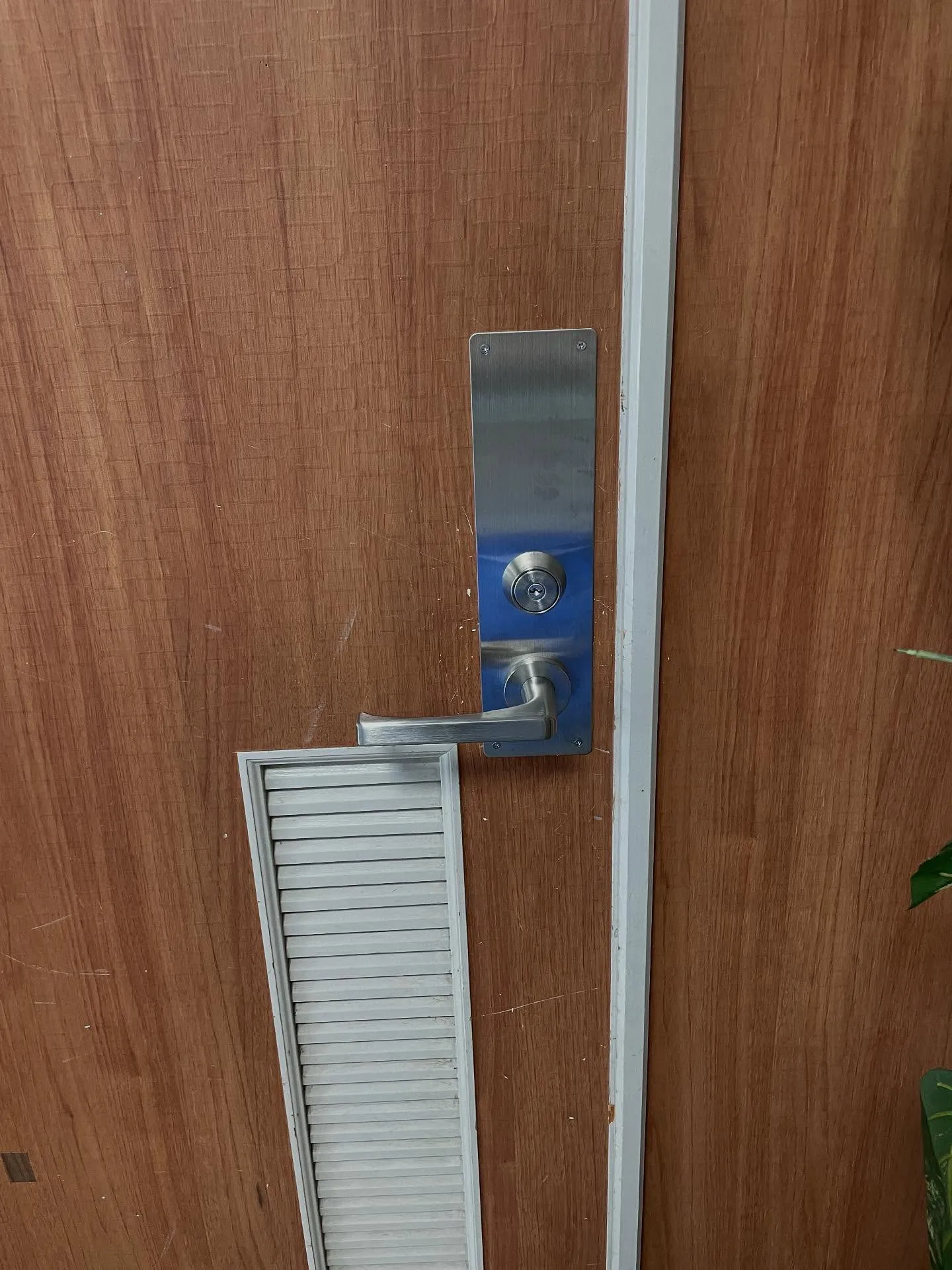 茨木市の中津、東奈良のコミュニティセンターの建具とドアノブの...