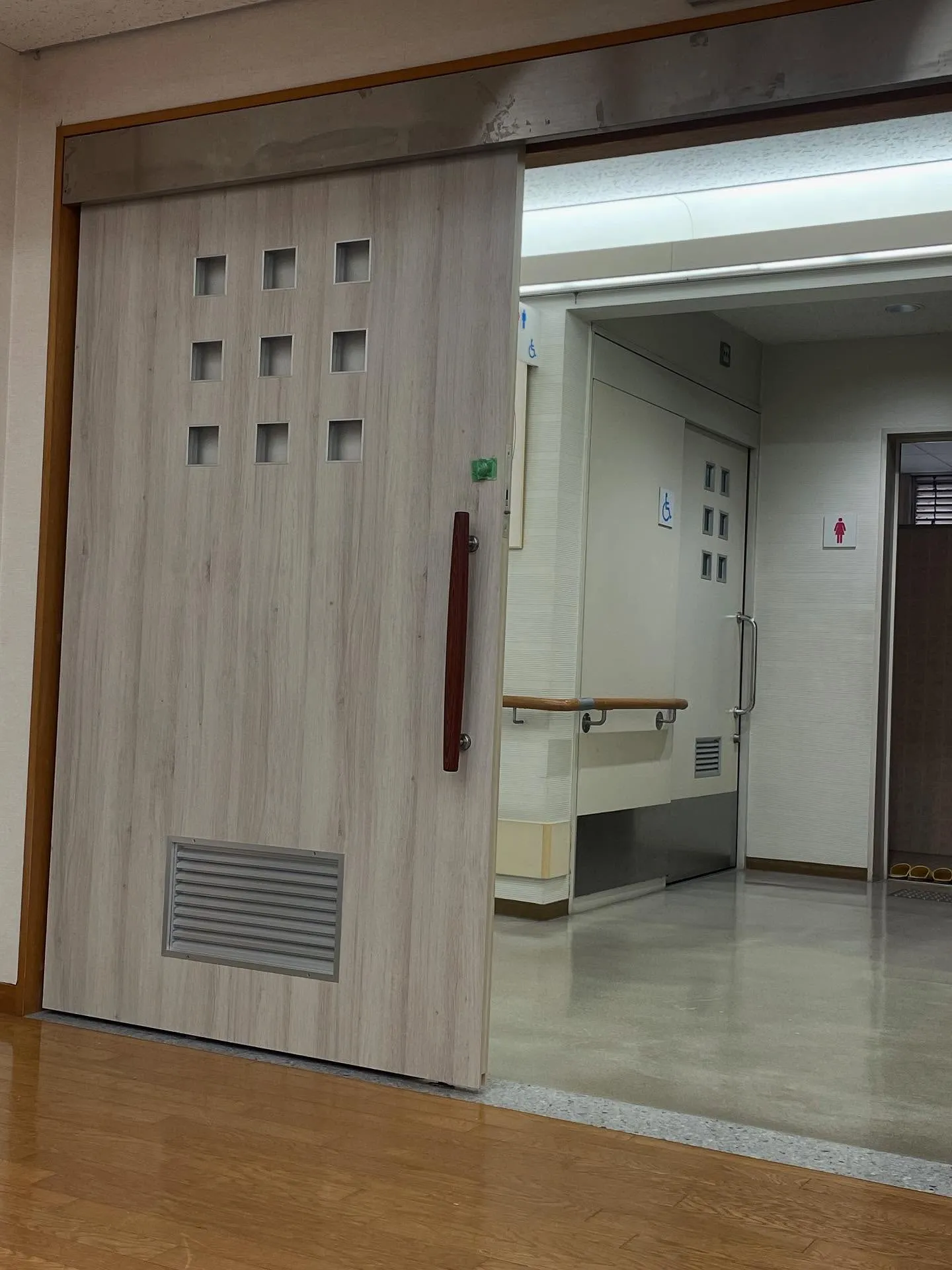 茨木市の中津、東奈良のコミュニティセンターの建具とドアノブの...