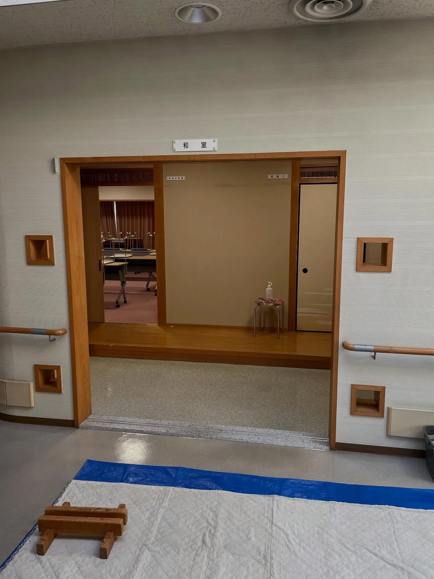 茨木市の中津、東奈良のコミュニティセンターの建具とドアノブの...