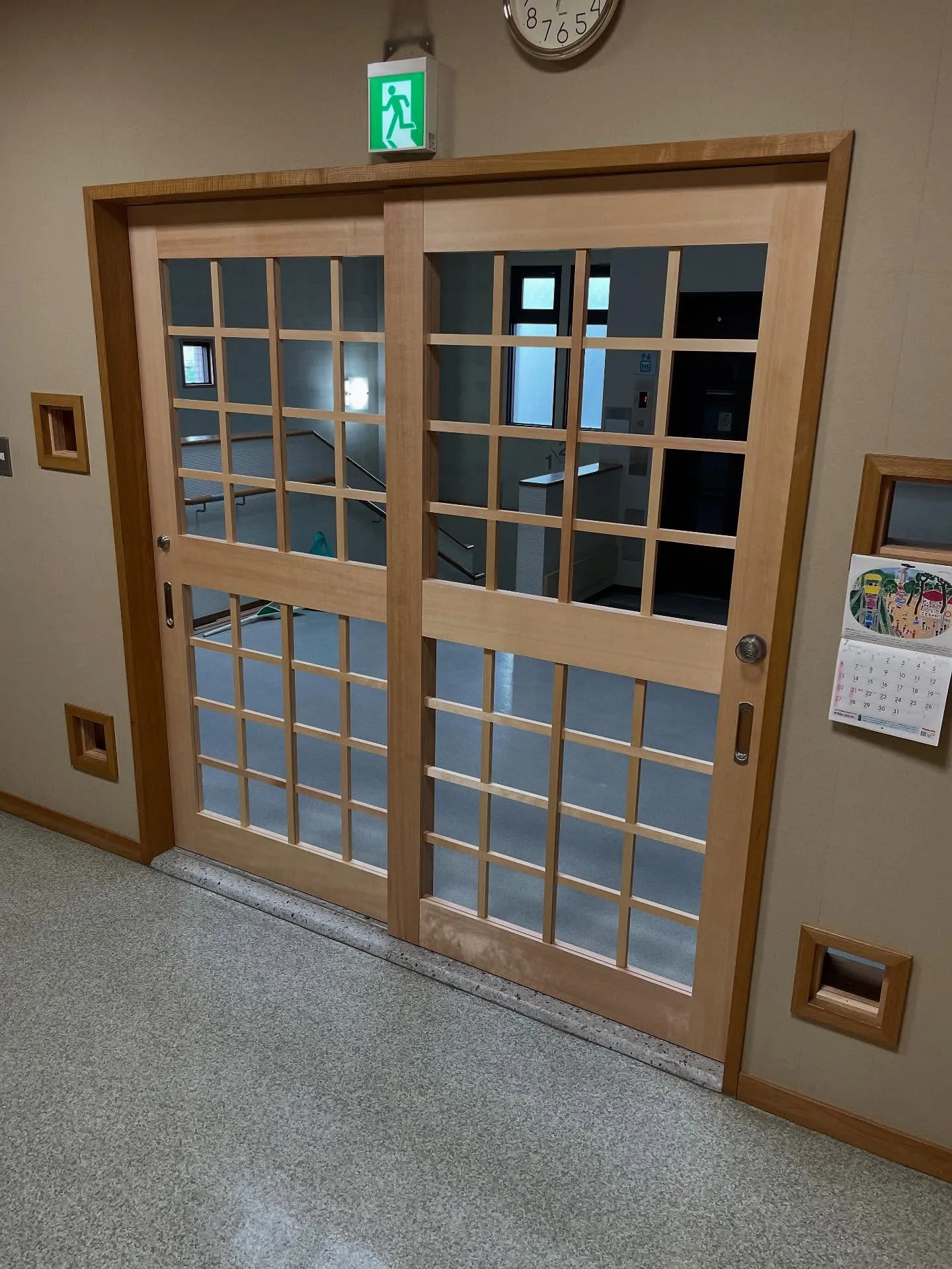 茨木市の中津、東奈良のコミュニティセンターの建具とドアノブの...