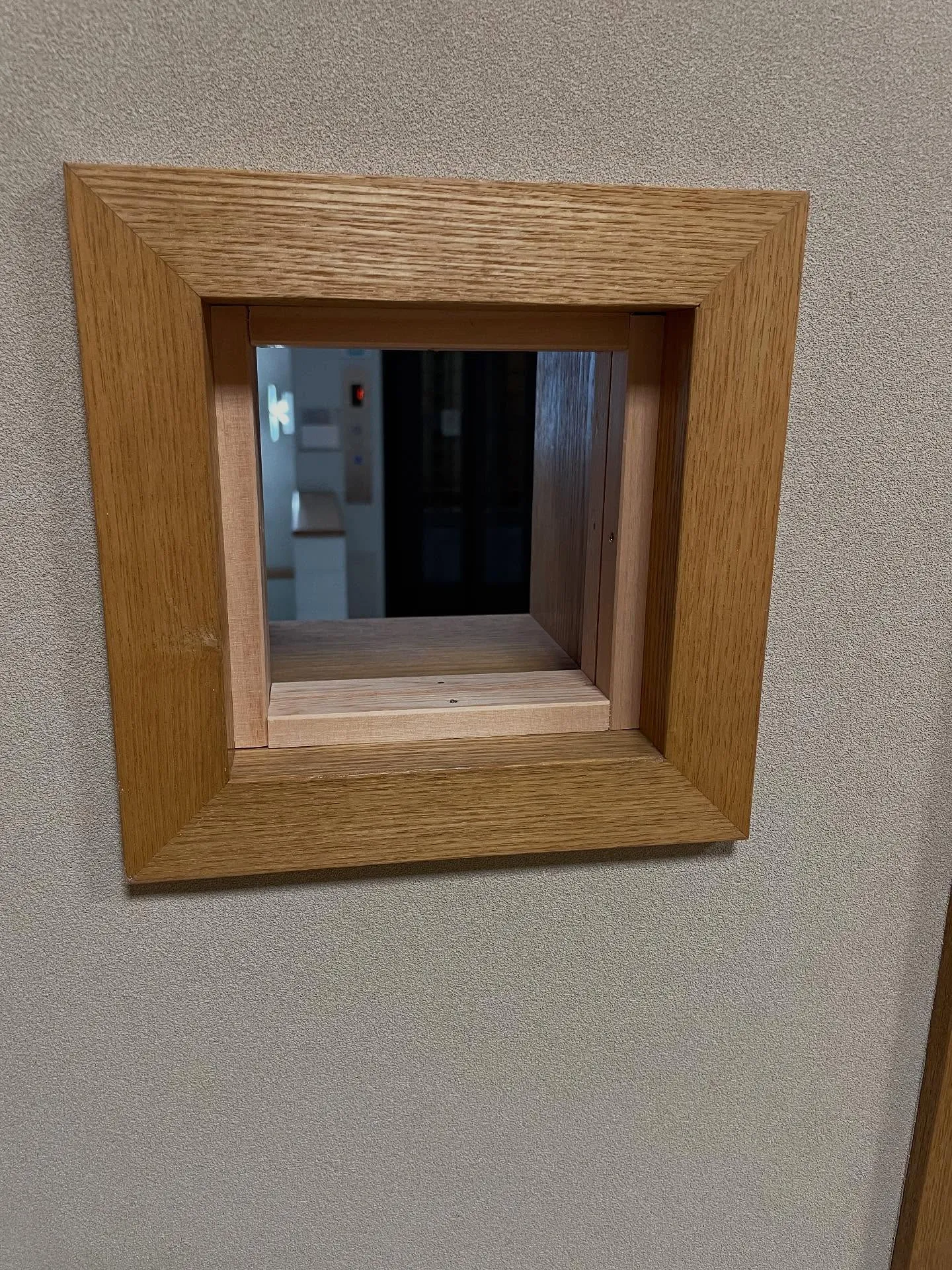 茨木市の中津、東奈良のコミュニティセンターの建具とドアノブの...