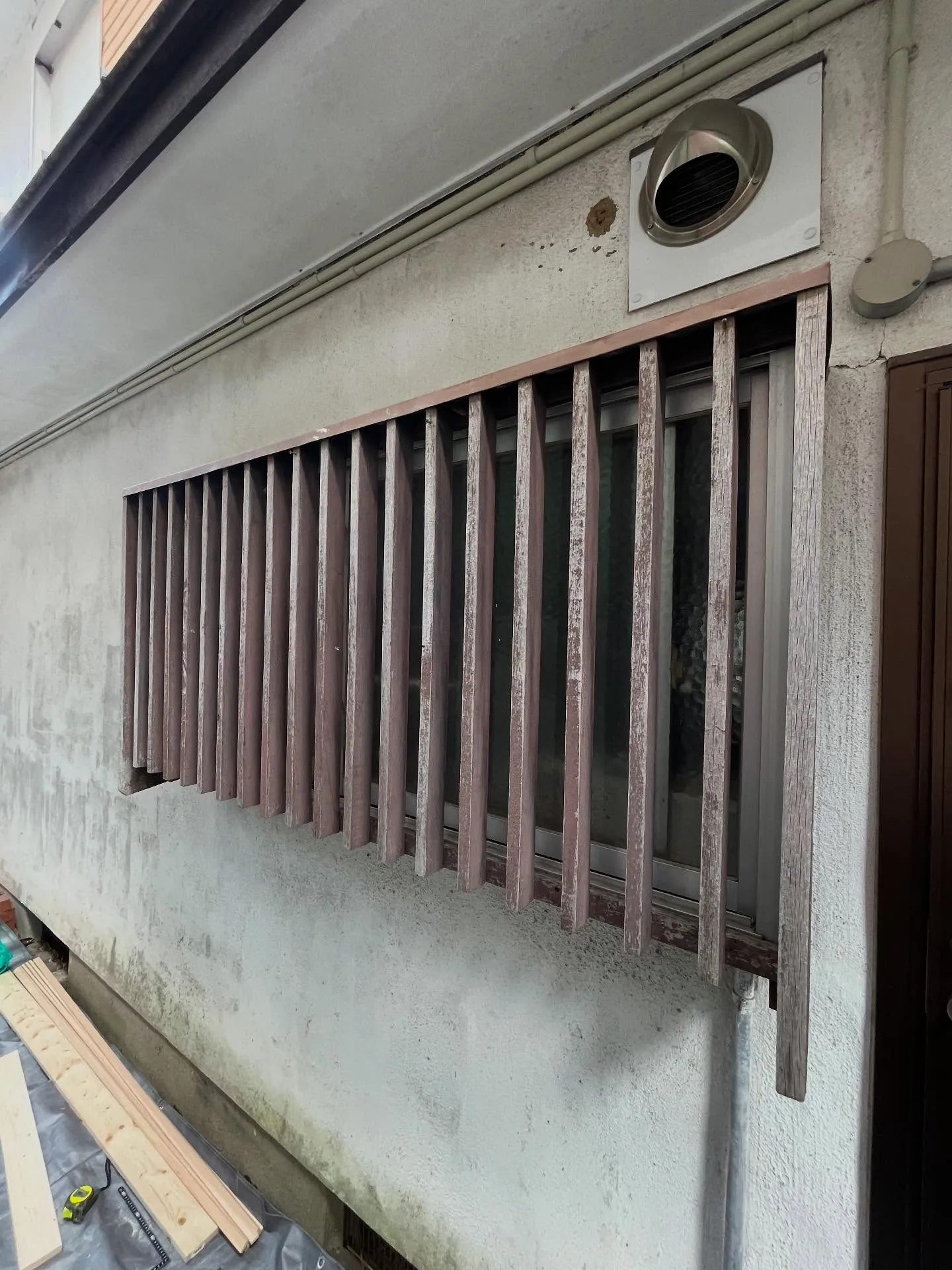 サッシ網戸を作って欲しいと依頼があり採寸へ伺ったら、サッシ窓...