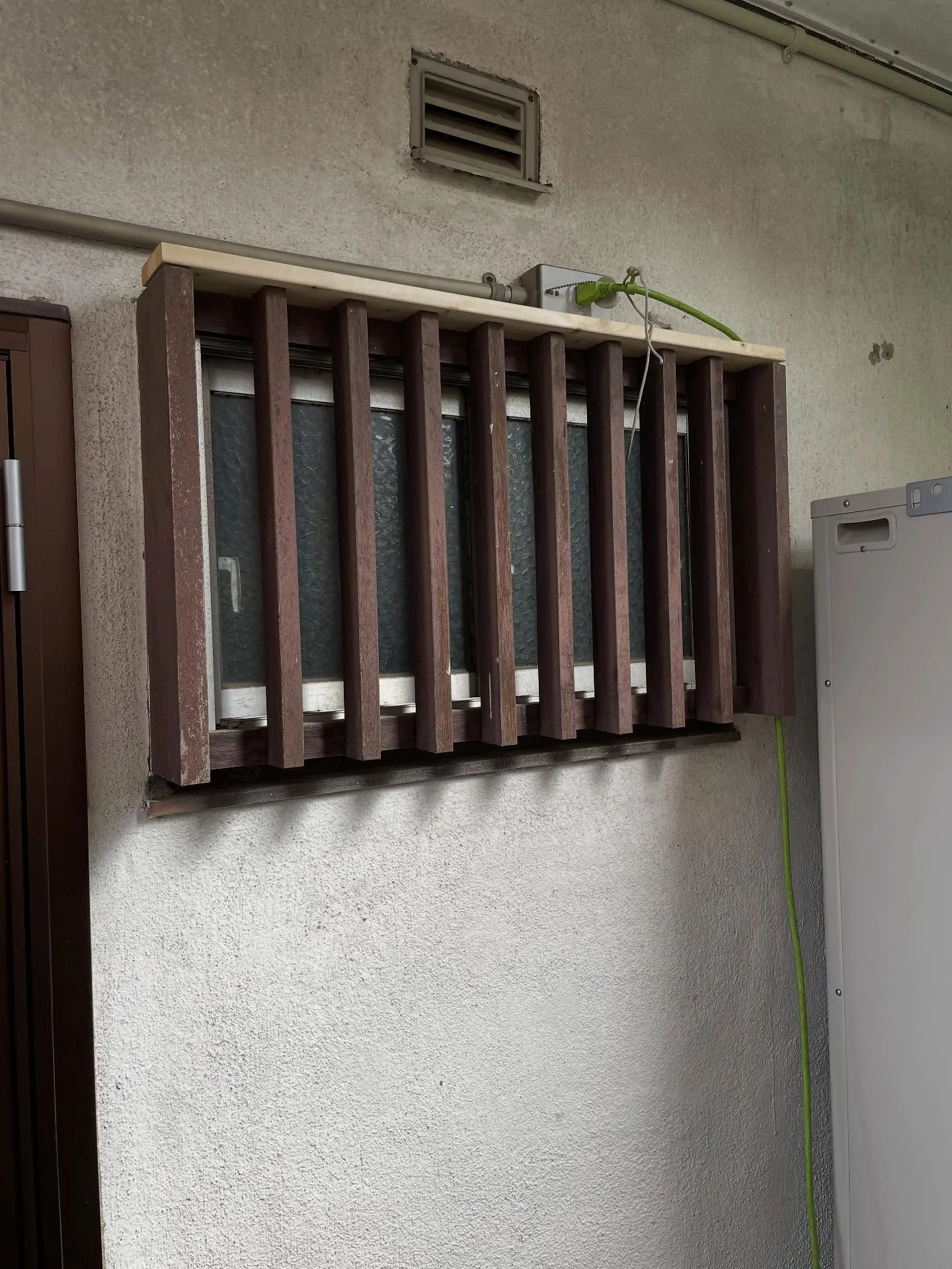 サッシ網戸を作って欲しいと依頼があり採寸へ伺ったら、サッシ窓...