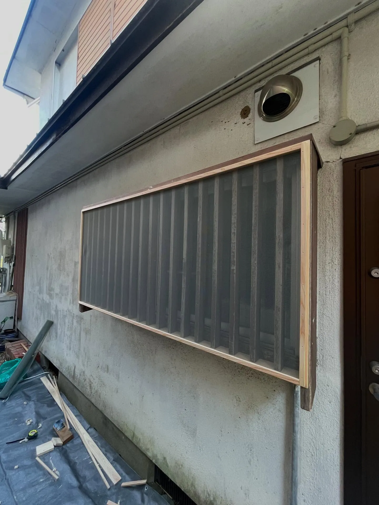 サッシ網戸を作って欲しいと依頼があり採寸へ伺ったら、サッシ窓...