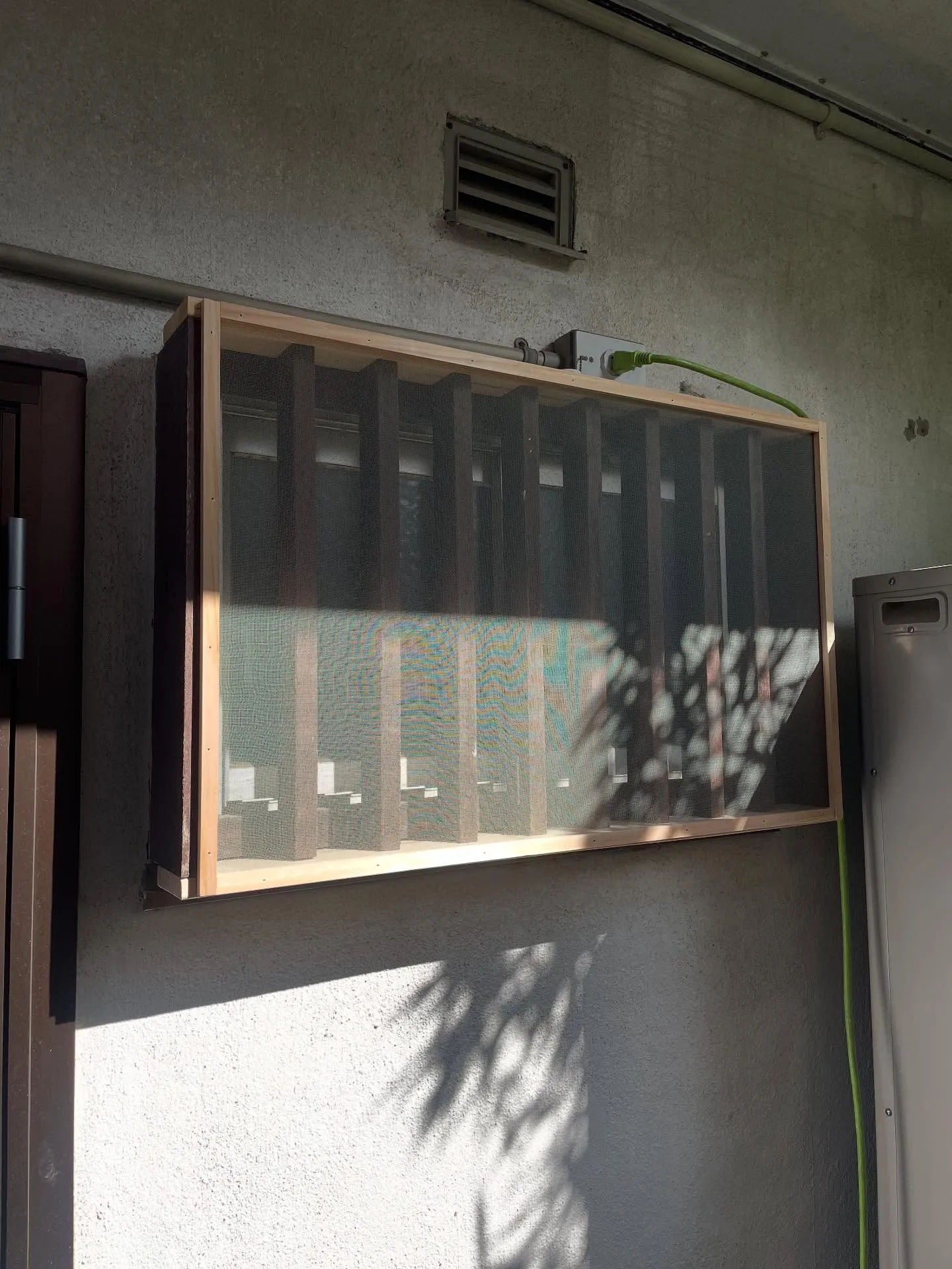 サッシ網戸を作って欲しいと依頼があり採寸へ伺ったら、サッシ窓...